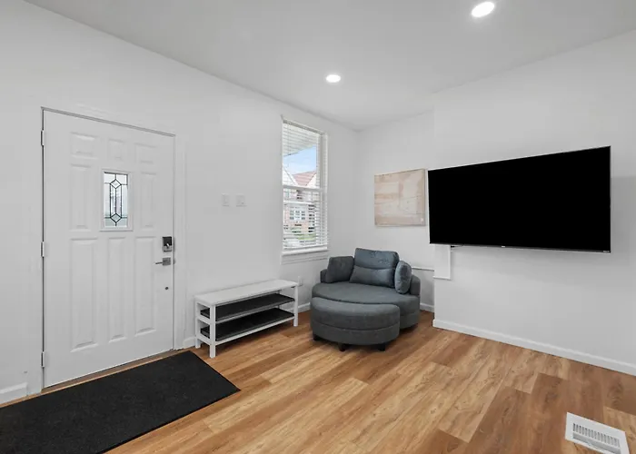 Spacious And Modern Three Bedroom With Free Parking *