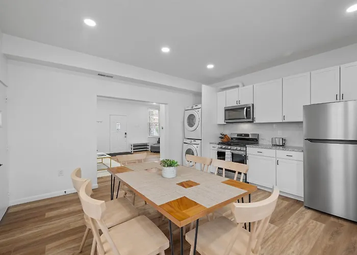 Spacious And Modern Three Bedroom With Free Parking Apartment