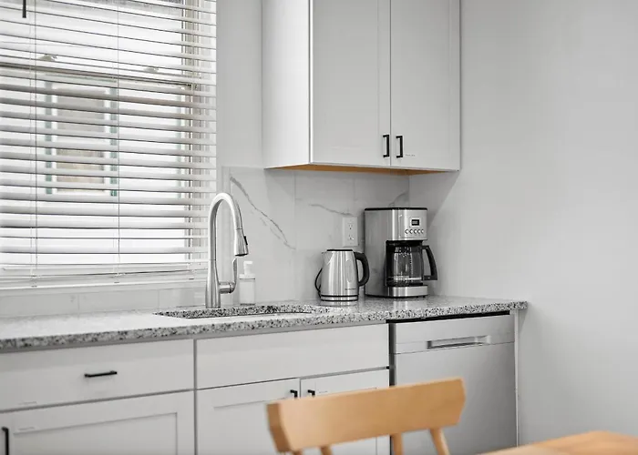 Spacious And Modern Three Bedroom With Free Parking