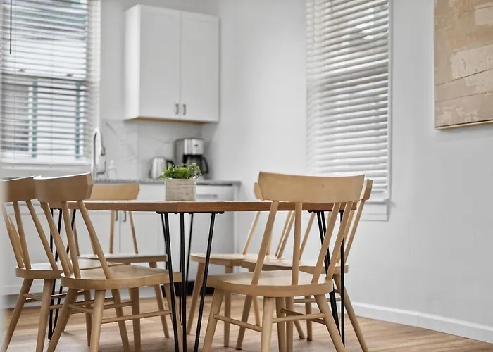 Apartment Spacious And Modern Three Bedroom With Free Parking