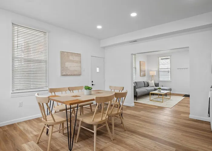 Apartment Spacious And Modern Three Bedroom With Free Parking *