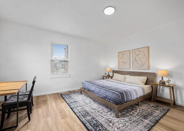 Apartment Spacious And Modern Three Bedroom With Free Parking