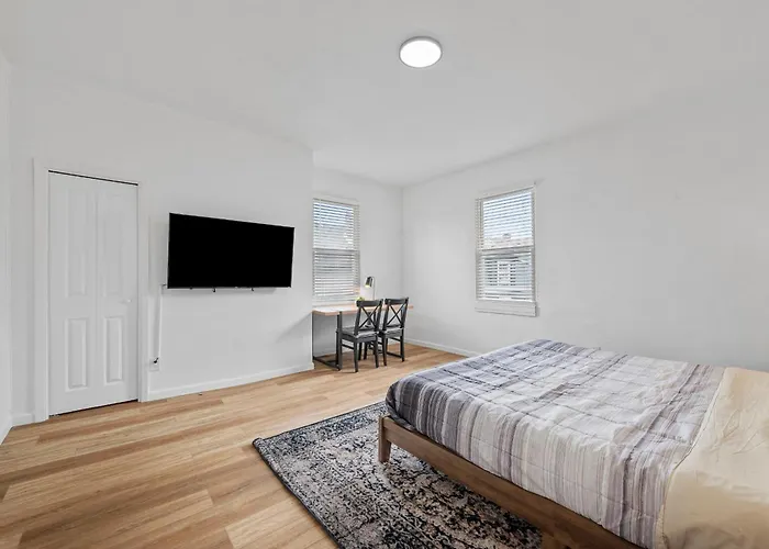 Apartment Spacious And Modern Three Bedroom With Free Parking *