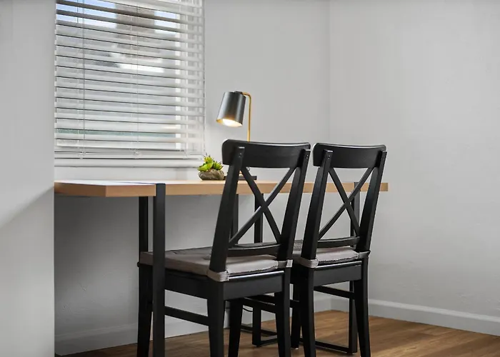 Spacious And Modern Three Bedroom With Free Parking