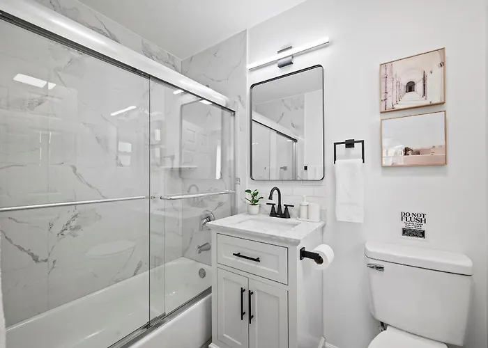 Spacious And Modern Three Bedroom With Free Parking Apartment