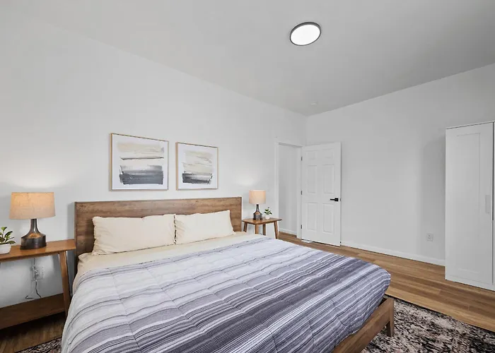 Apartment Spacious And Modern Three Bedroom With Free Parking *
