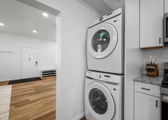 Apartment Spacious And Modern Three Bedroom With Free Parking *