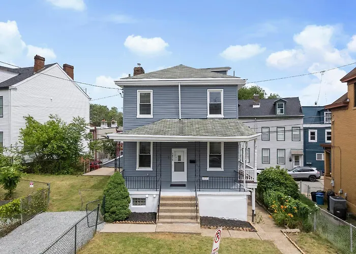 Spacious And Modern Three Bedroom With Free Parking *